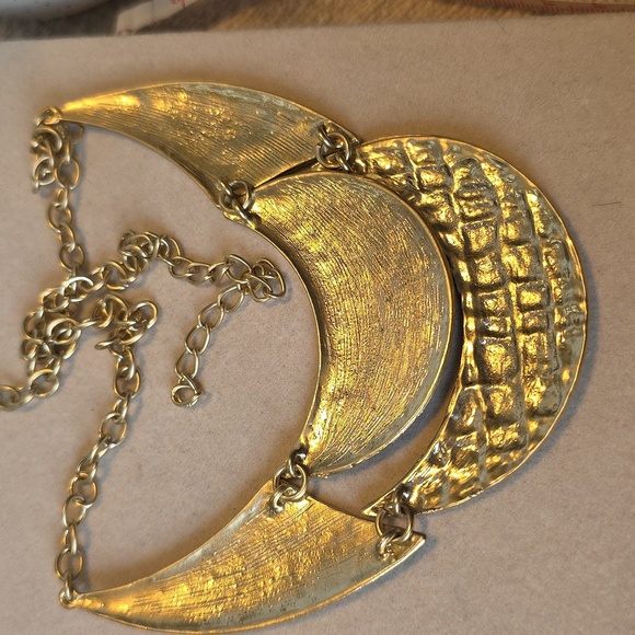 Vintage Matte Gold Necklace with Articulated Bid Design - Picture 4 of 8